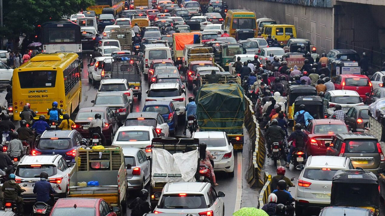 Hyderabad Traffic: 10 నిమిషాల ప్రయాణానికి ఆపసోపాలు.. నరకాన్ని తలపిస్తున్న హైదరాబాద్ ట్రాఫిక్