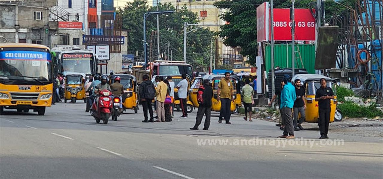 కార్మికుల సమ్మె.. ప్రయాణికుల అవస్థలు