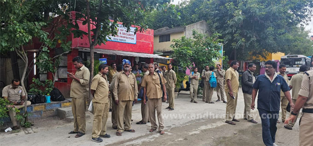 కార్మికుల సమ్మె.. ప్రయాణికుల అవస్థలు