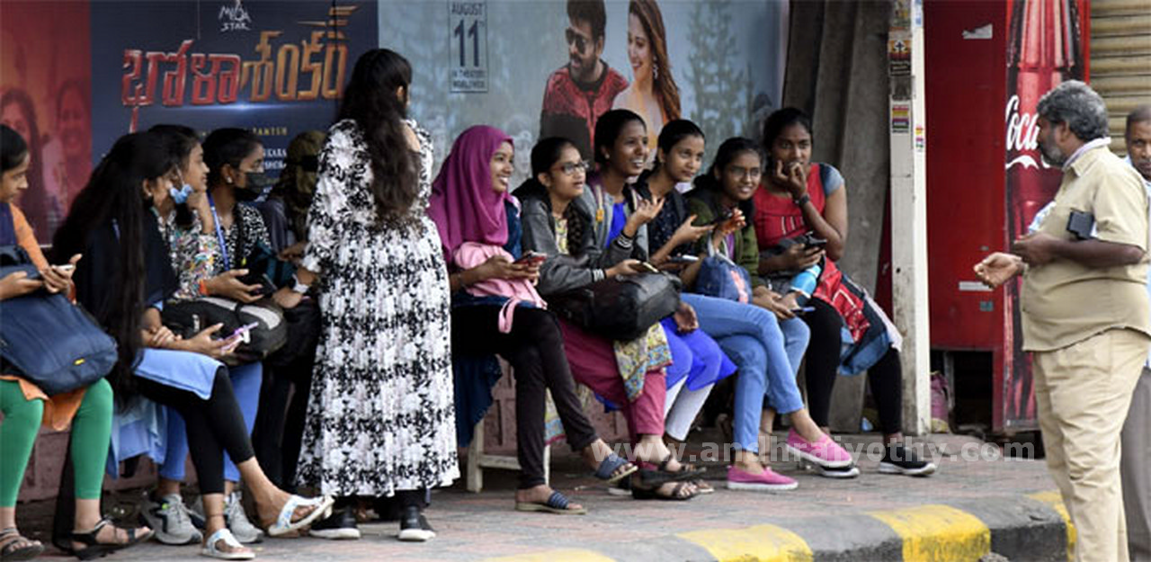 కార్మికుల సమ్మె.. ప్రయాణికుల అవస్థలు