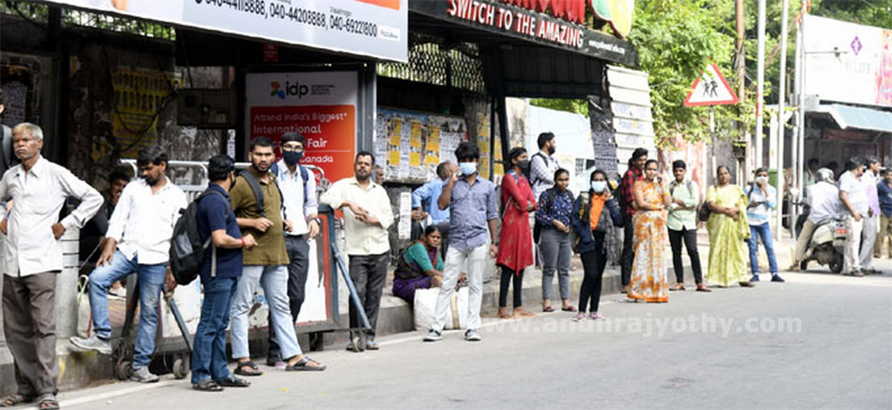 కార్మికుల సమ్మె.. ప్రయాణికుల అవస్థలు