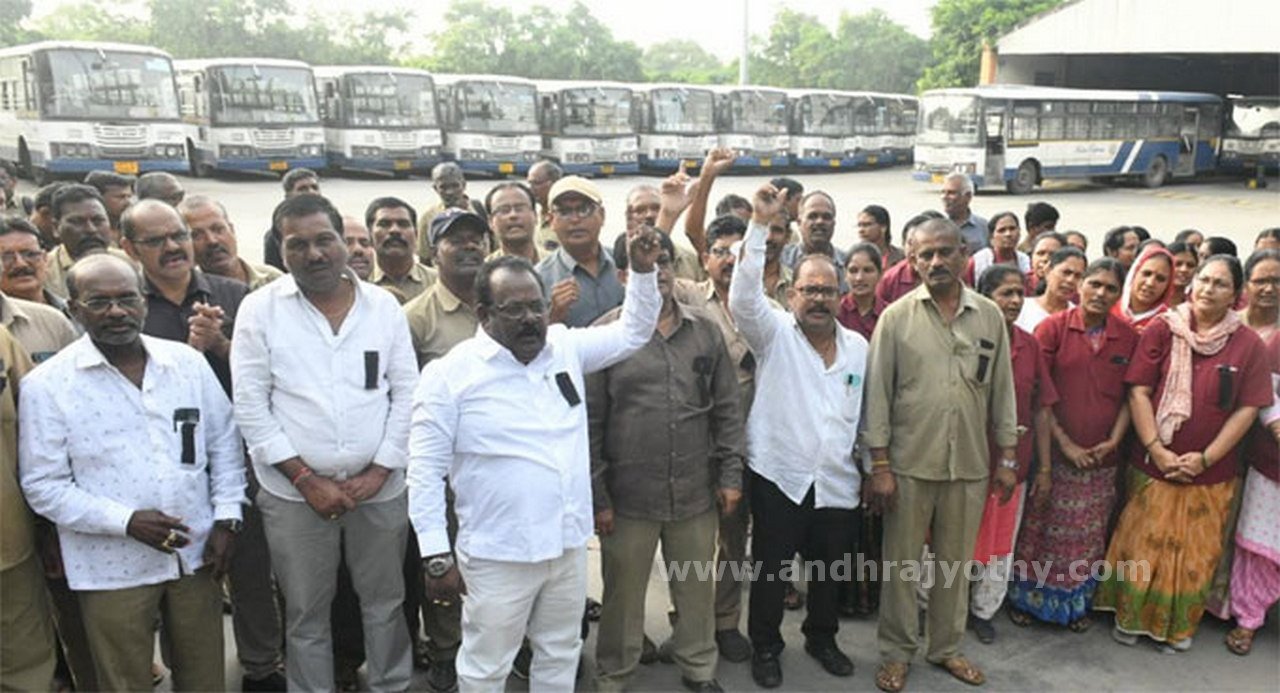 కార్మికుల సమ్మె.. ప్రయాణికుల అవస్థలు