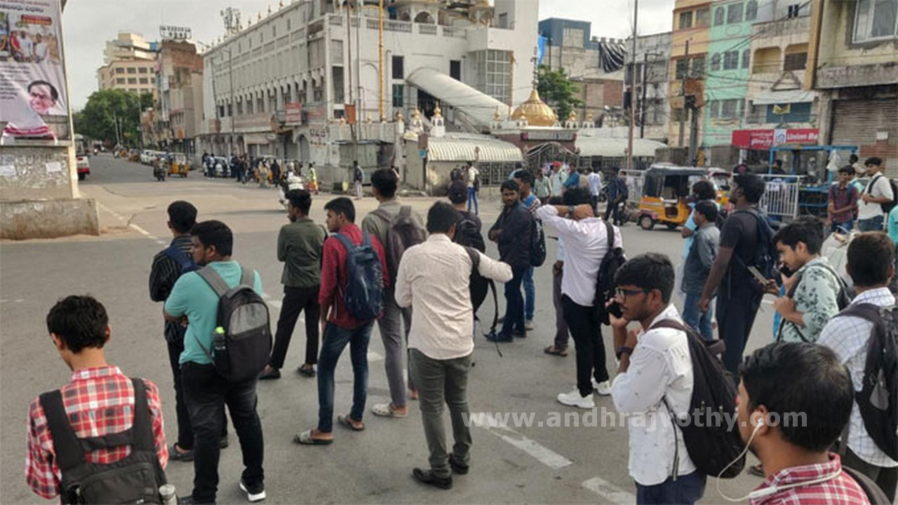 కార్మికుల సమ్మె.. ప్రయాణికుల అవస్థలు
