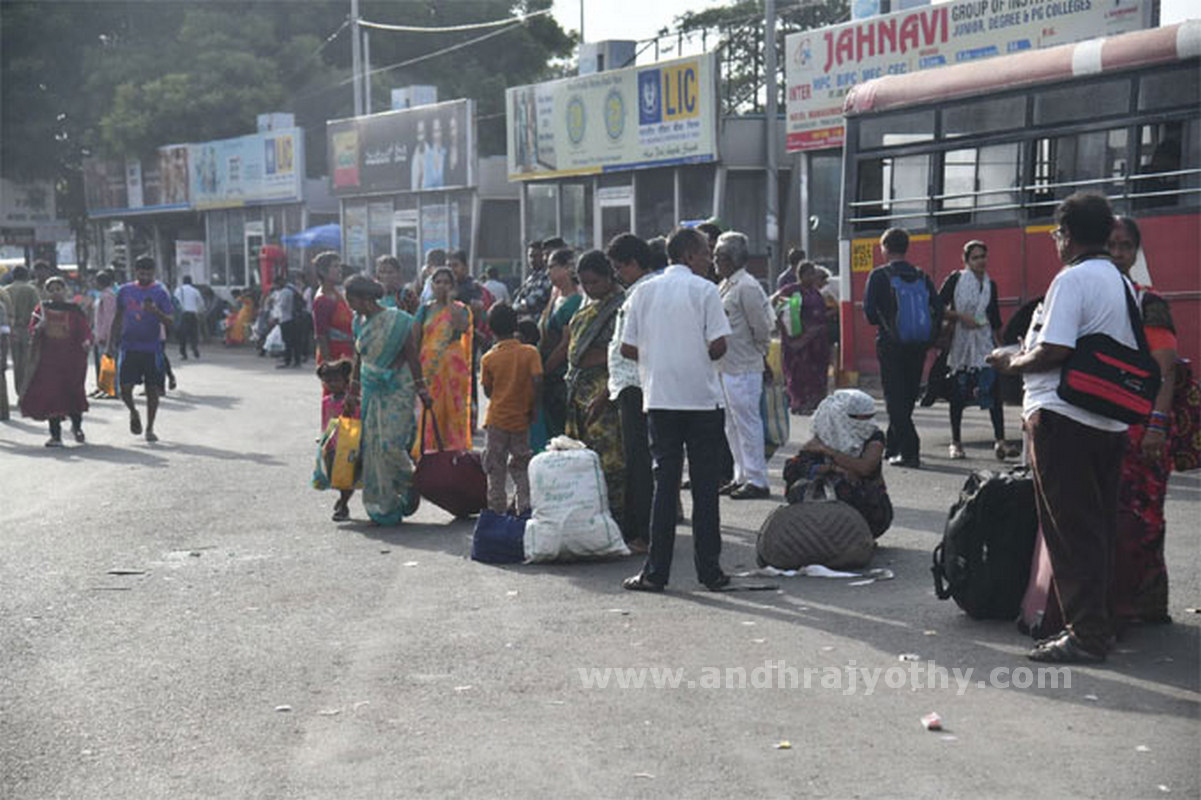 కార్మికుల సమ్మె.. ప్రయాణికుల అవస్థలు