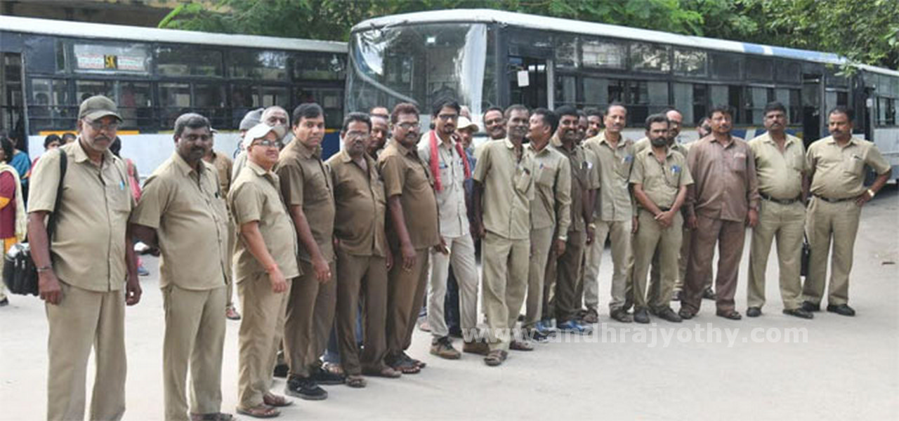 కార్మికుల సమ్మె.. ప్రయాణికుల అవస్థలు