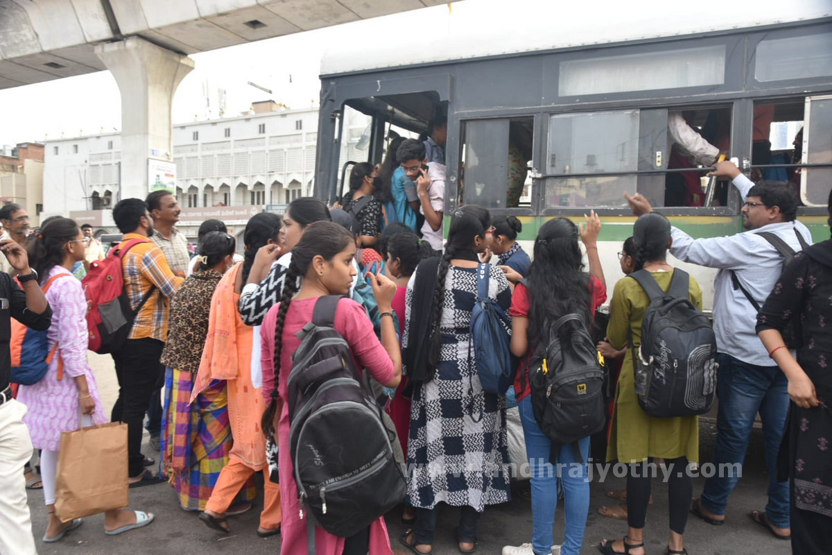 కార్మికుల సమ్మె.. ప్రయాణికుల అవస్థలు