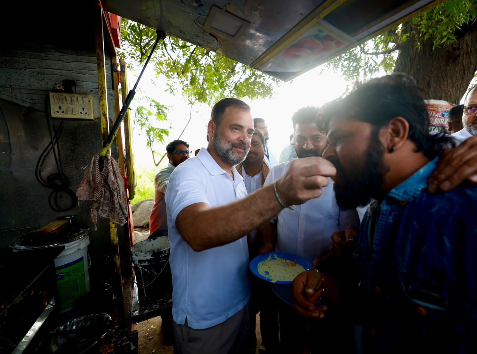 TS Assembly Polls : ‘విజయభేరి యాత్ర’లో భాగంగా సరదాగా దోసెలు వేసిన రాహుల్!
