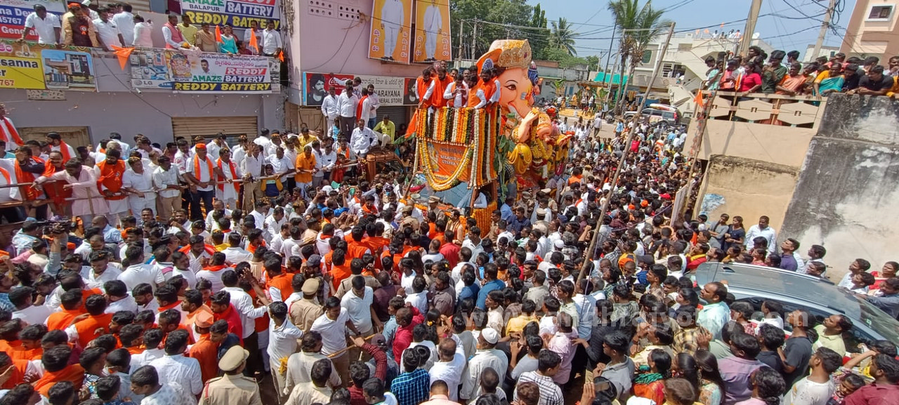 చార్మినార్‌ దాటిన బాలాపూర్‌ గణనాథుడు 