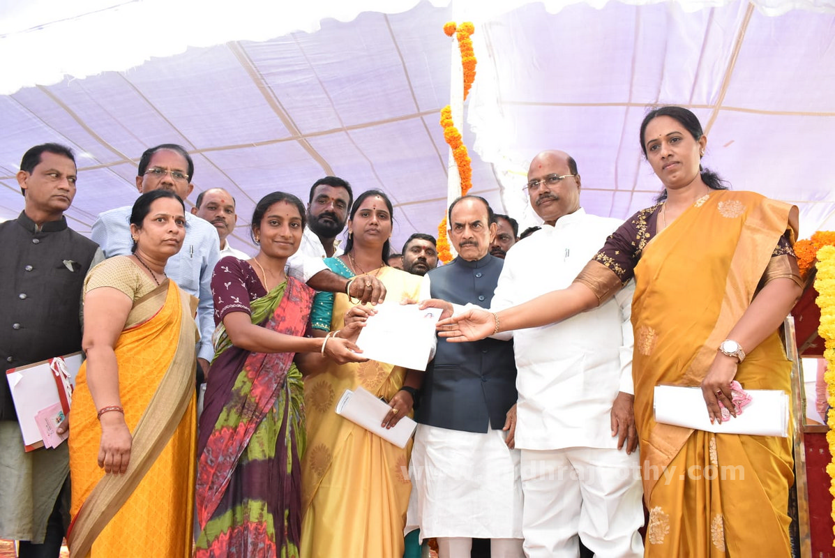 వాళ్ల అడ్డగోలు హామీలను నమ్మొద్దు