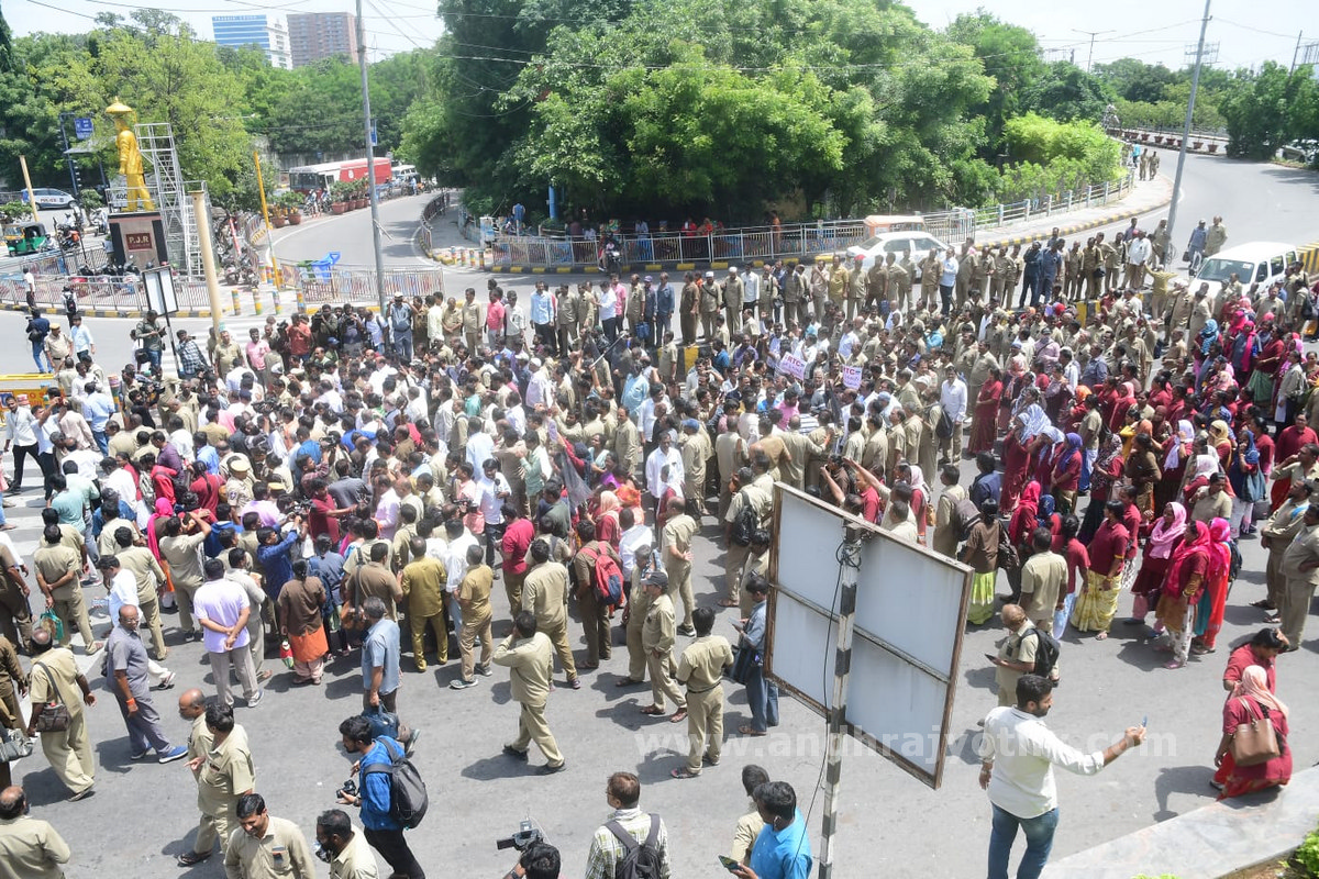కార్మికుల సమ్మె.. ప్రయాణికుల అవస్థలు
