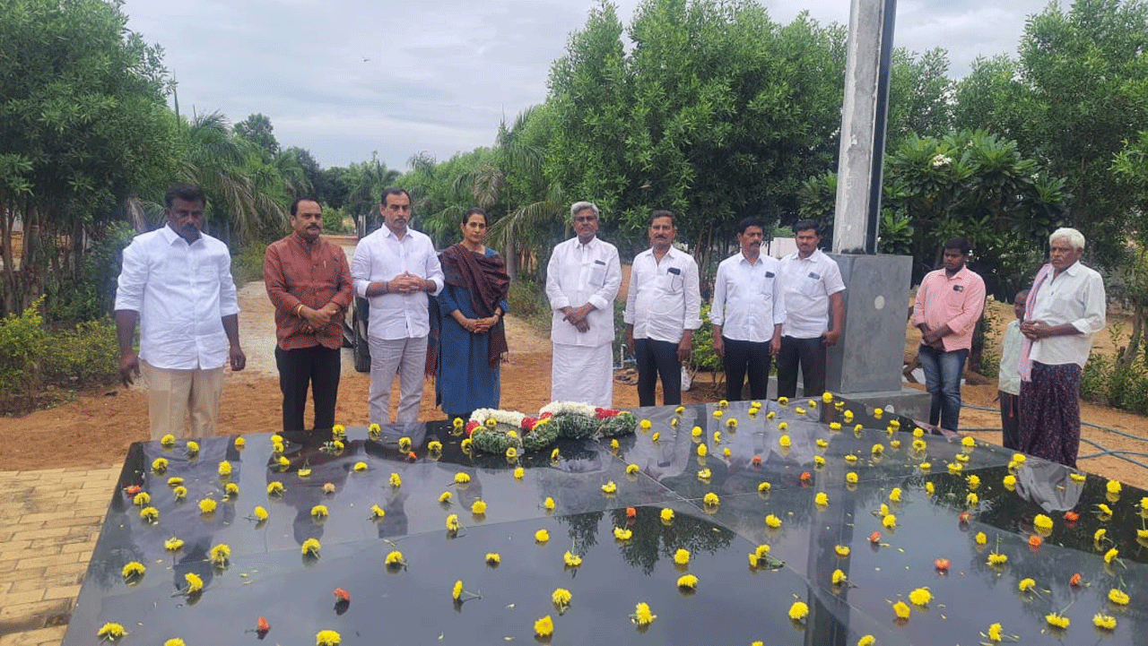 ఆర్‌ఆర్‌ ఘాట్‌ వద్ద నివాళులర్పించిన కడప టీడీపీ ఇన్‌చార్జి మాధవీరెడ్డి