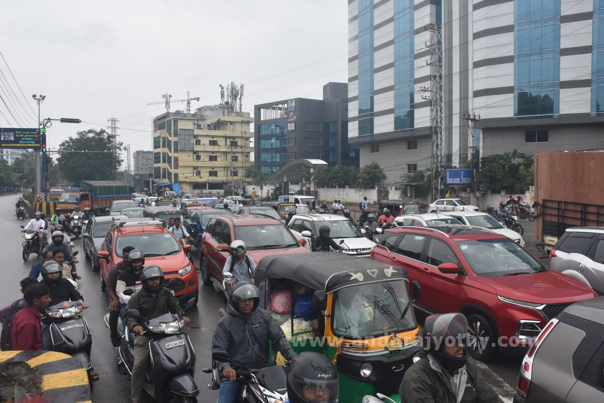 గుంతల రోడ్లు.. భారీగా ట్రాఫిక్‌ జామ్‌లు