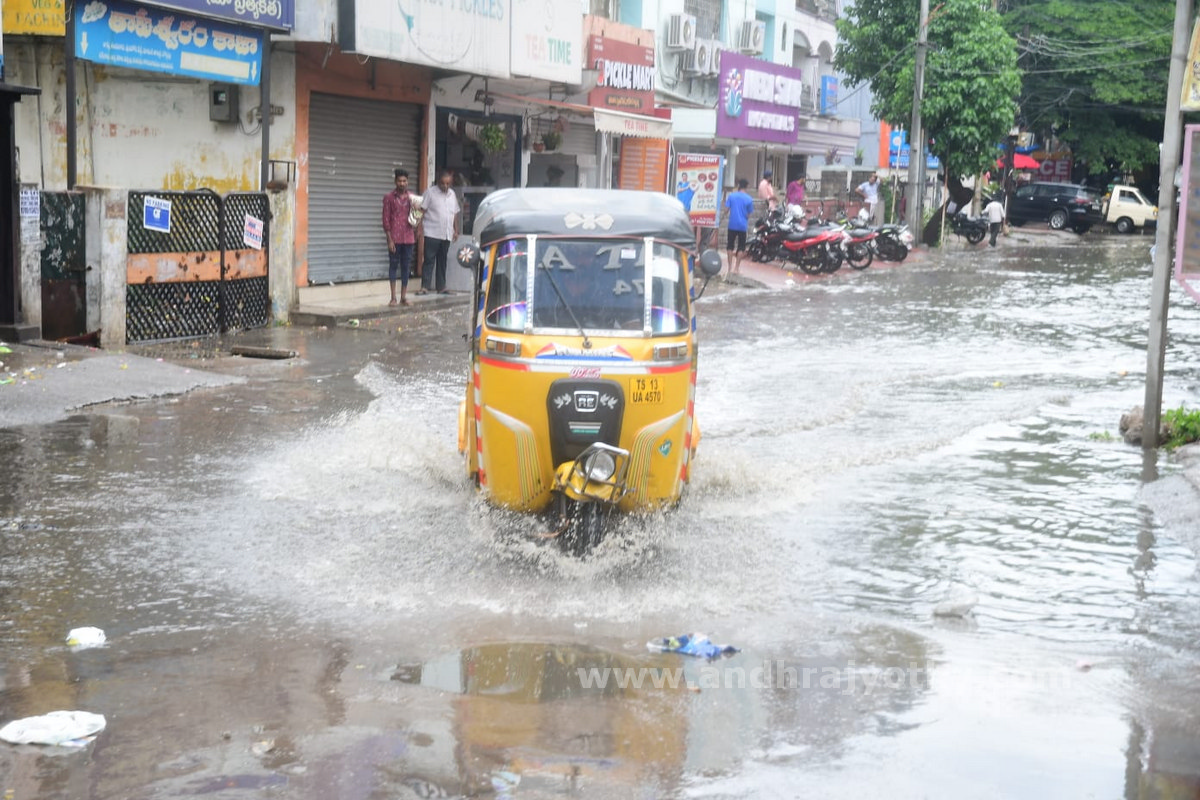 దంచికొట్టింది..!