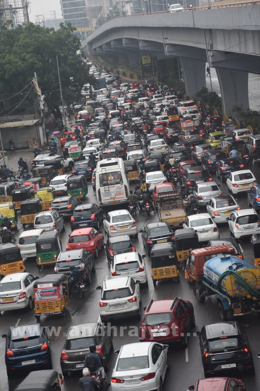 గుంతల రోడ్లు.. భారీగా ట్రాఫిక్‌ జామ్‌లు