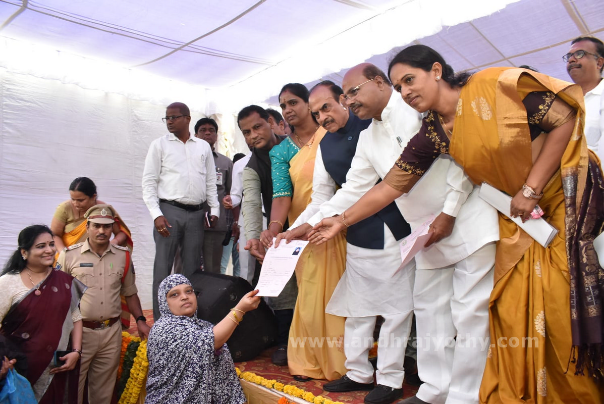 వాళ్ల అడ్డగోలు హామీలను నమ్మొద్దు