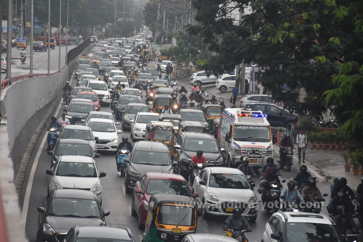 గుంతల రోడ్లు.. భారీగా ట్రాఫిక్‌ జామ్‌లు