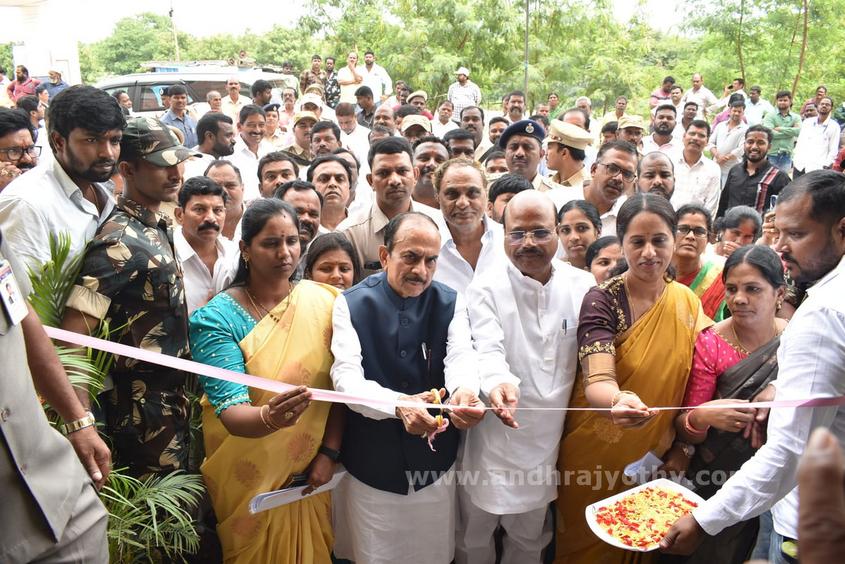 వాళ్ల అడ్డగోలు హామీలను నమ్మొద్దు