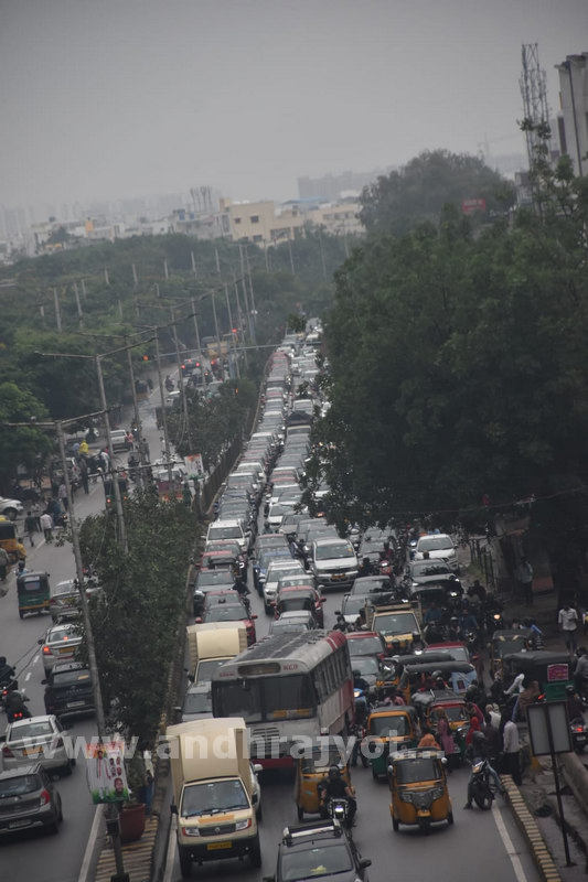 గుంతల రోడ్లు.. భారీగా ట్రాఫిక్‌ జామ్‌లు