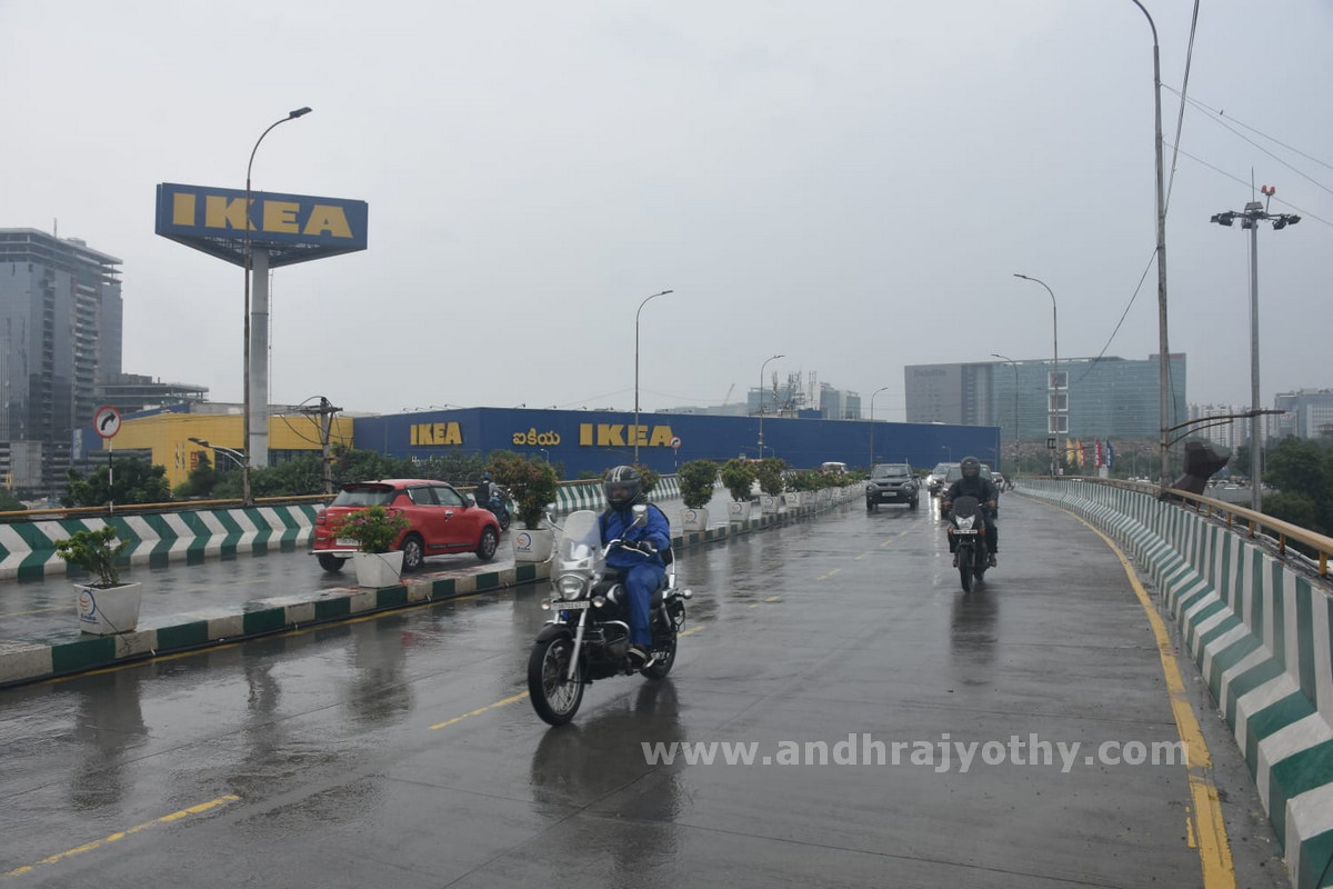 గుంతల రోడ్లు.. భారీగా ట్రాఫిక్‌ జామ్‌లు