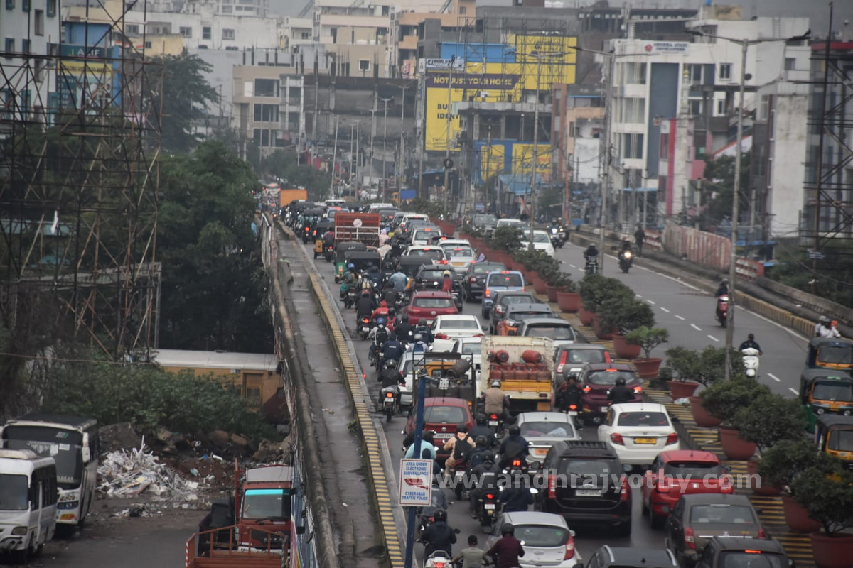గుంతల రోడ్లు.. భారీగా ట్రాఫిక్‌ జామ్‌లు