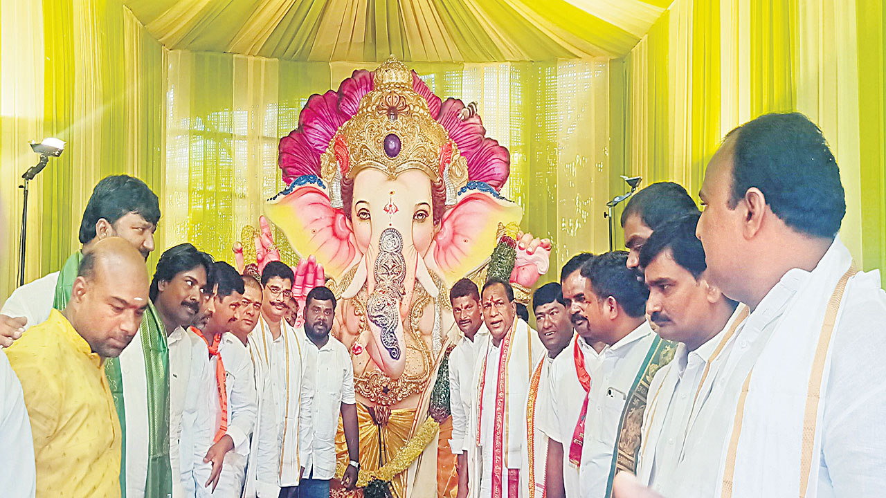 కొలువుదీరిన లంబోదరులు