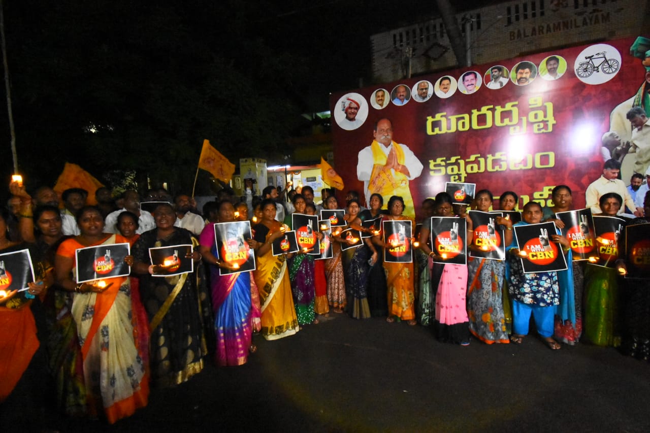 టీడీపీ అధినేత చంద్రబాబు అరెస్ట్ను నిరసిస్తూ రాజమండ్రిలో చేపట్టిన కొవ్వొత్తుల ర్యాలీలో ఆయన భార్య నారా భువనేశ్వరి, కోడలు బ్రాహ్మణి, టీడీపీ కార్యకర్తలు పాల్గొన్నారు.