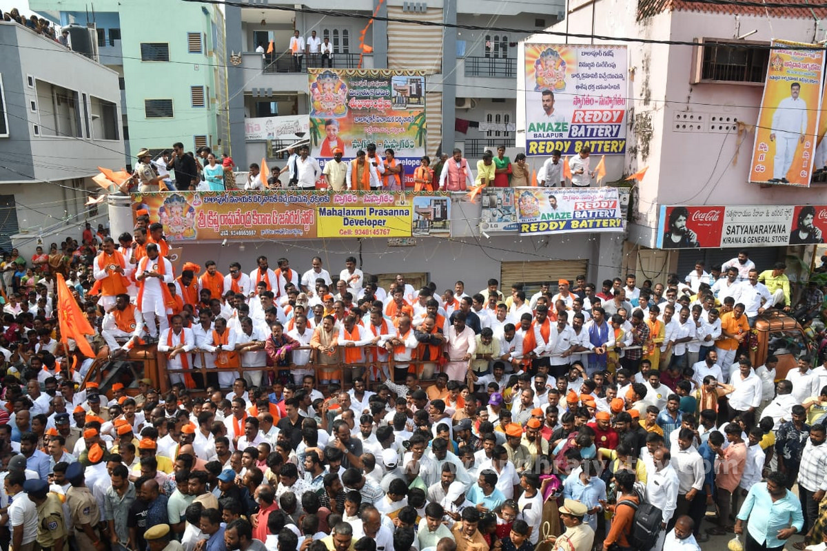 చార్మినార్‌ దాటిన బాలాపూర్‌ గణనాథుడు 