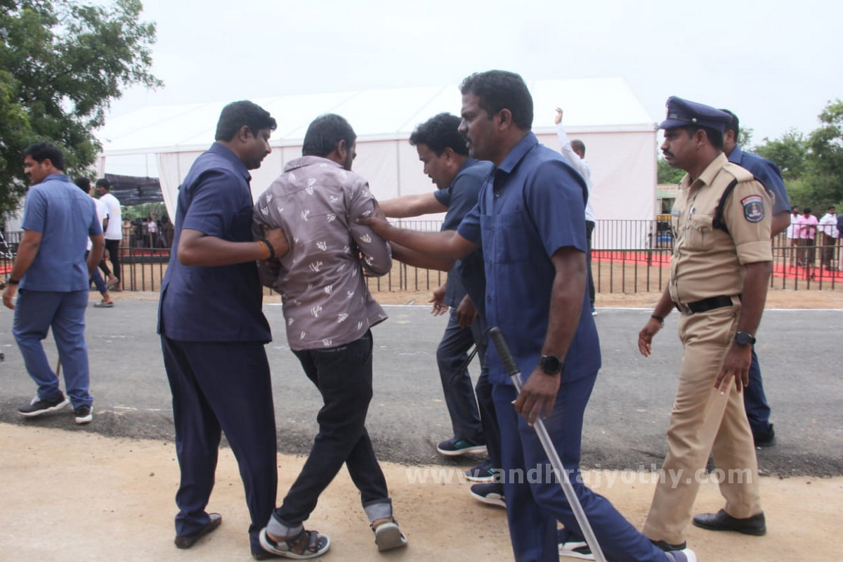 వాళ్ల అడ్డగోలు హామీలను నమ్మొద్దు