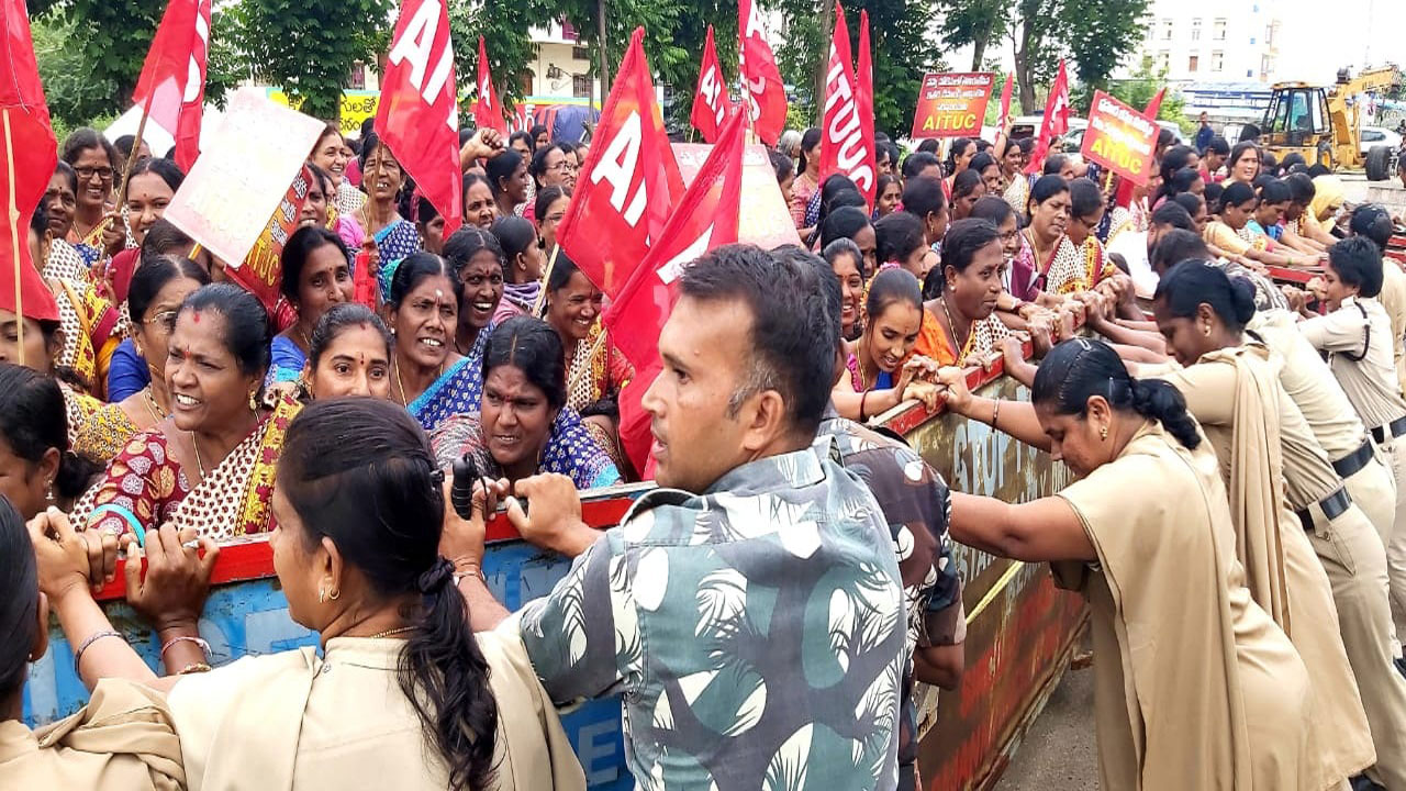 ఎమ్మెల్యే క్యాంప్‌ కార్యాలయం ముట్టడికి అంగన్‌వాడీల యత్నం | Anganwadis ...