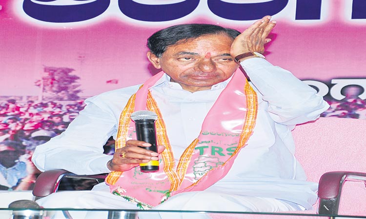 KCR : దిగొస్తున్న గులాబీబాస్‌!