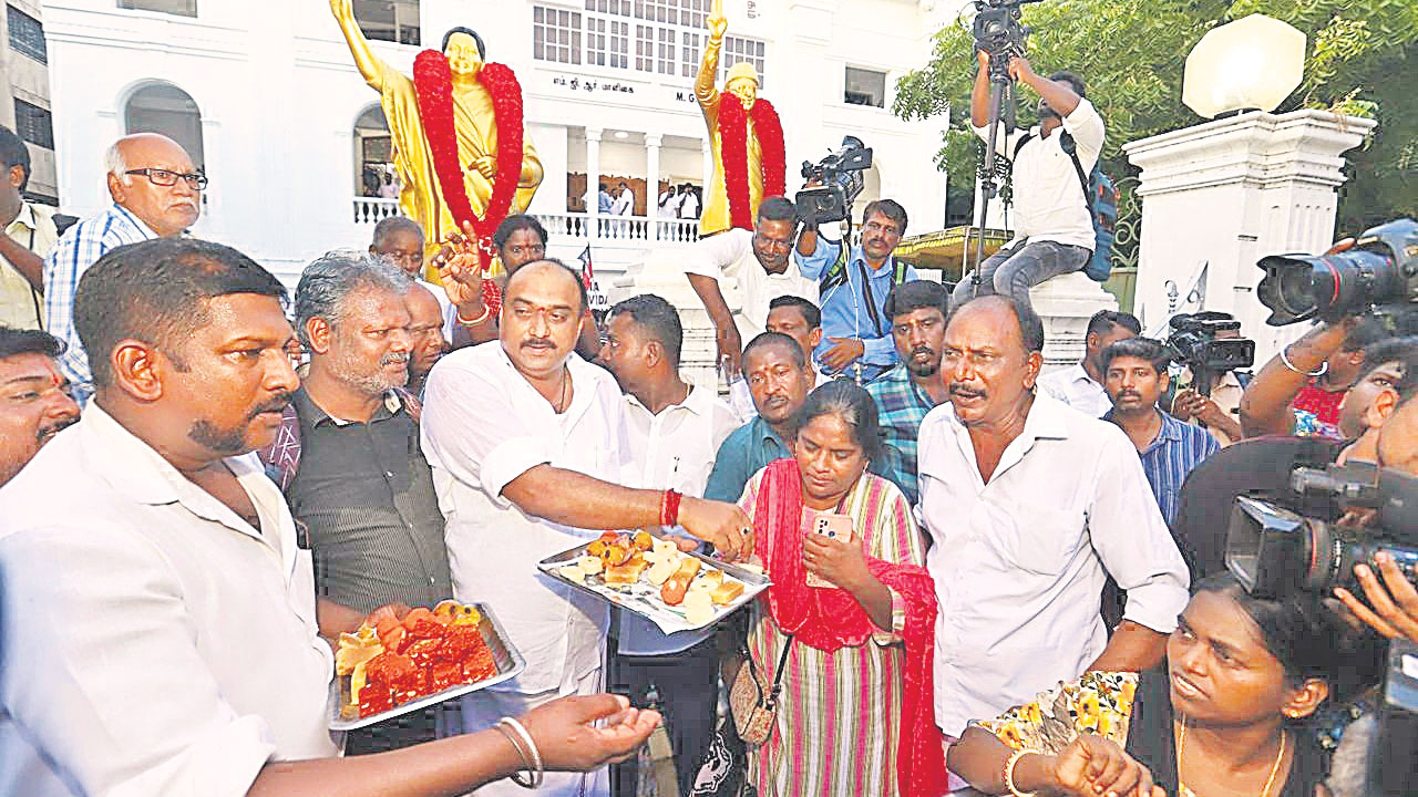 ఎన్డీఏకి అన్నాడీ ఎంకే రాంరాం