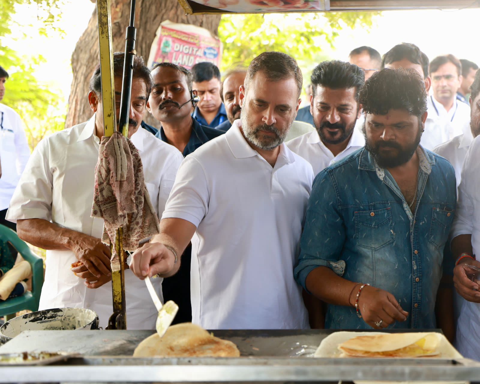 TS Assembly Polls : ‘విజయభేరి యాత్ర’లో భాగంగా సరదాగా దోసెలు వేసిన రాహుల్!