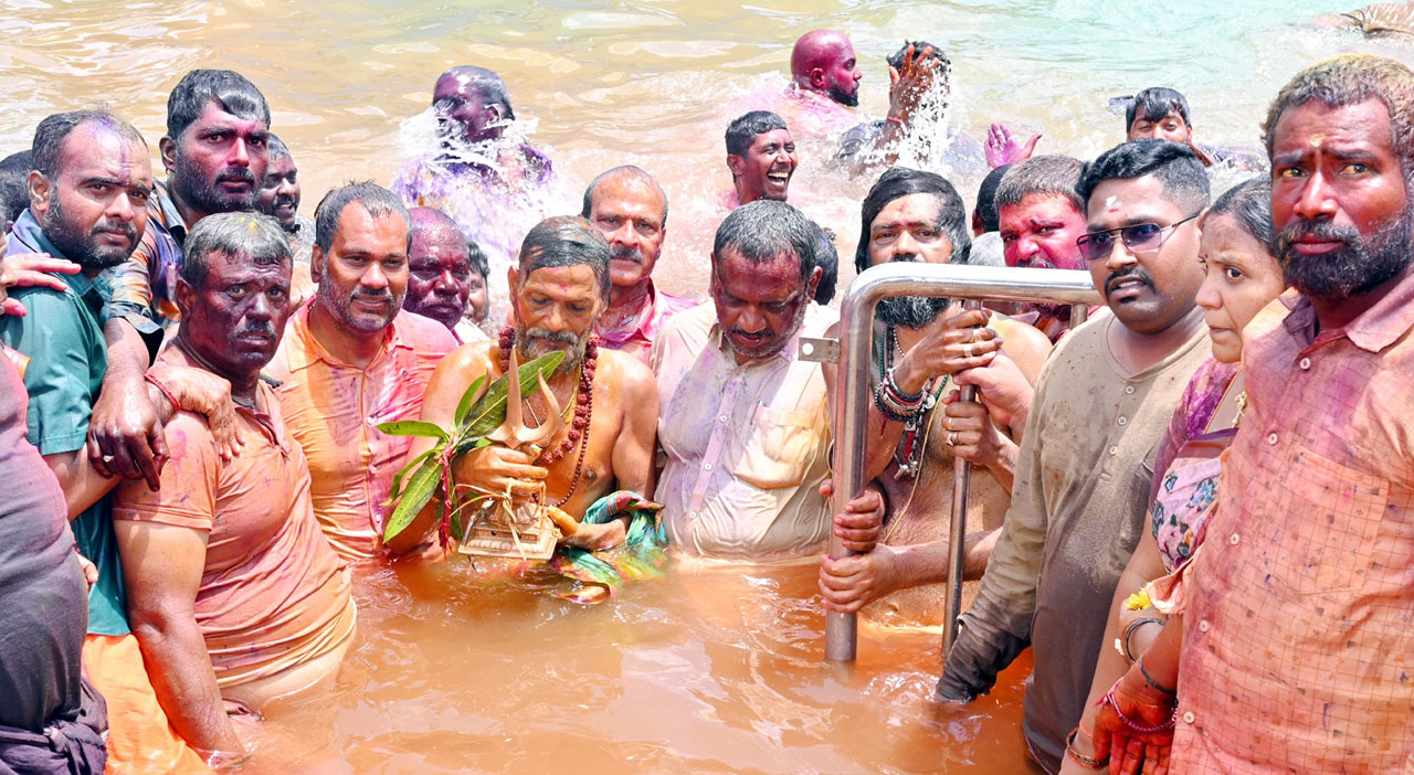 కన్నుల పండువగా ధ్వజావరోహణం