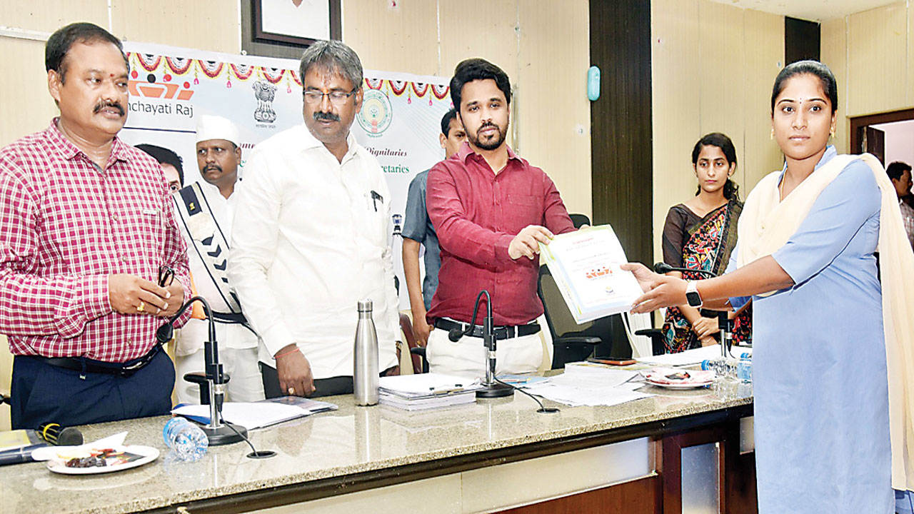 ప్రతి ఉద్యోగి ప్రజా సేవకుడే