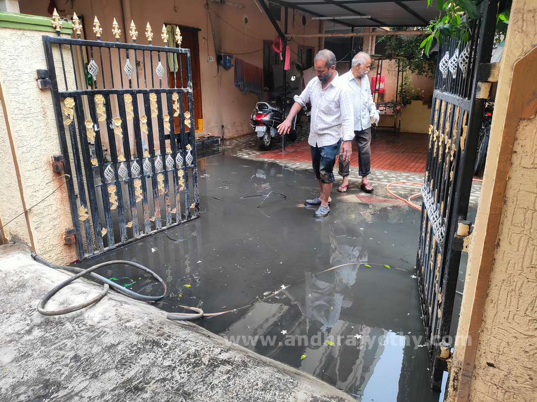 గుంతల రోడ్లు.. భారీగా ట్రాఫిక్‌ జామ్‌లు