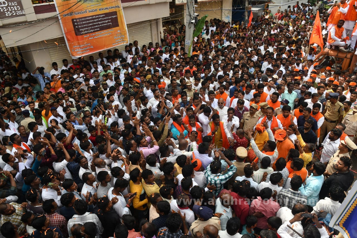 చార్మినార్‌ దాటిన బాలాపూర్‌ గణనాథుడు 