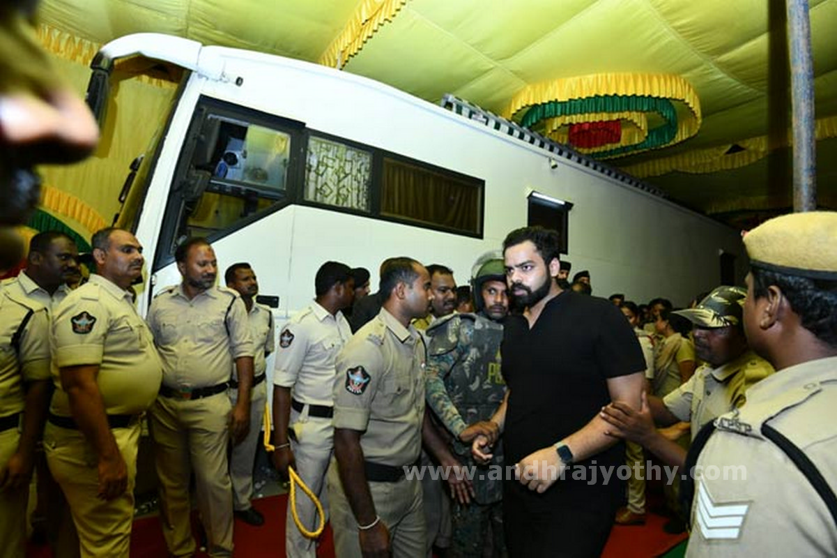 అరాచకం..