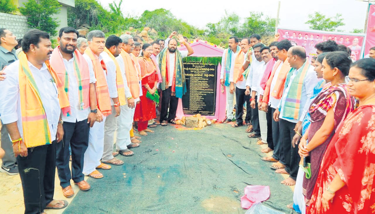   మౌలిక వసతుల కల్పనకు పెద్దపీట : కంచర్ల 