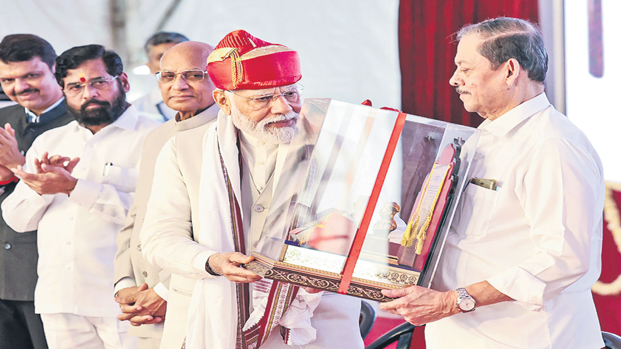 ప్రధాని మోదీ; కాంగ్రెస్ ఉచితాలపై మోదీ నిప్పులు చెరిగారు.