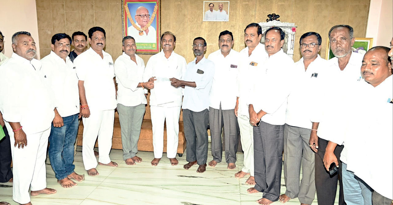 లబ్ధిదారులకు చెక్కుల అందజేత