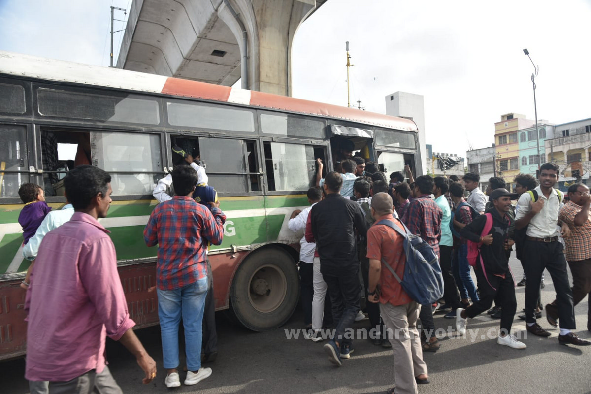 కార్మికుల సమ్మె.. ప్రయాణికుల అవస్థలు
