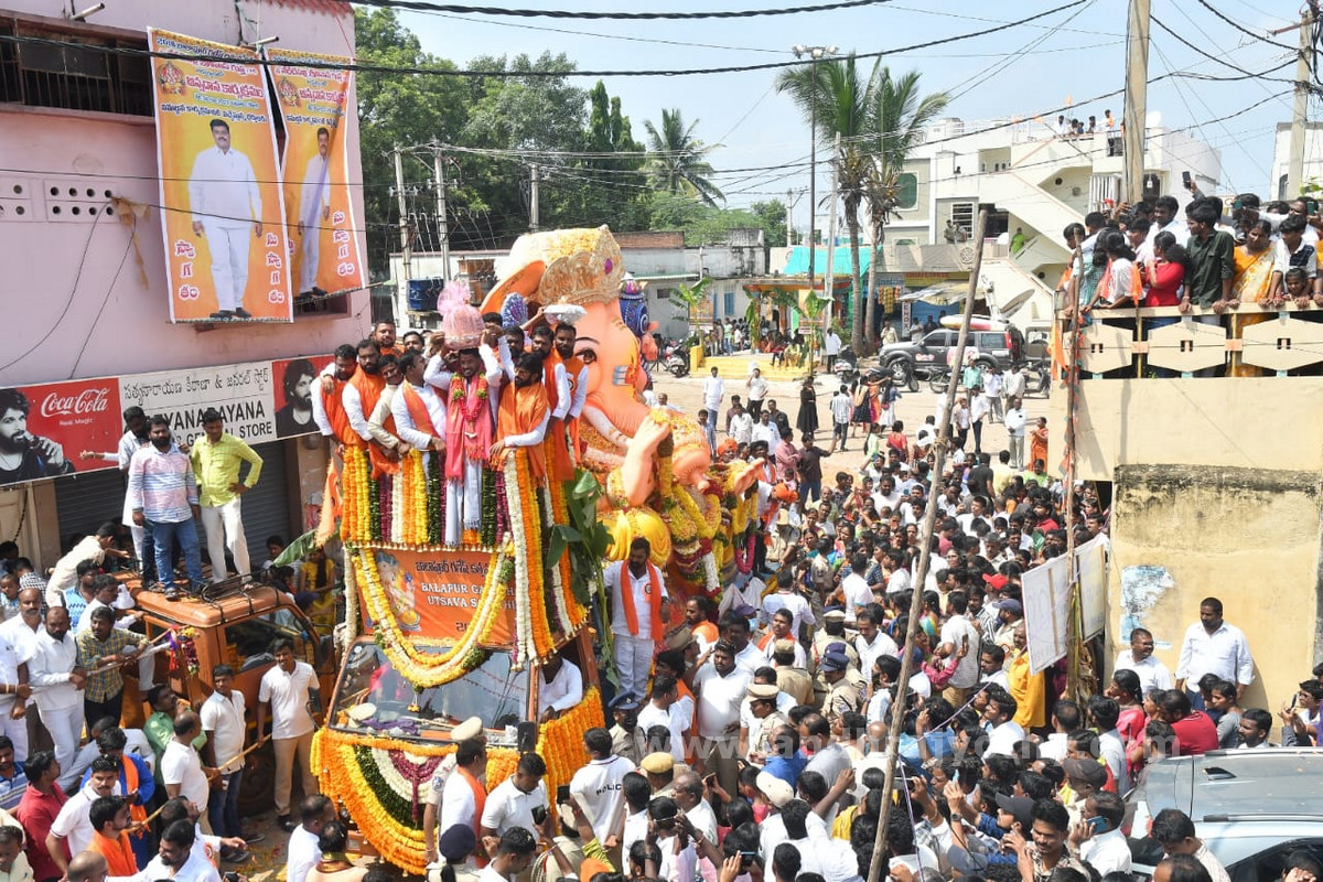 చార్మినార్‌ దాటిన బాలాపూర్‌ గణనాథుడు 