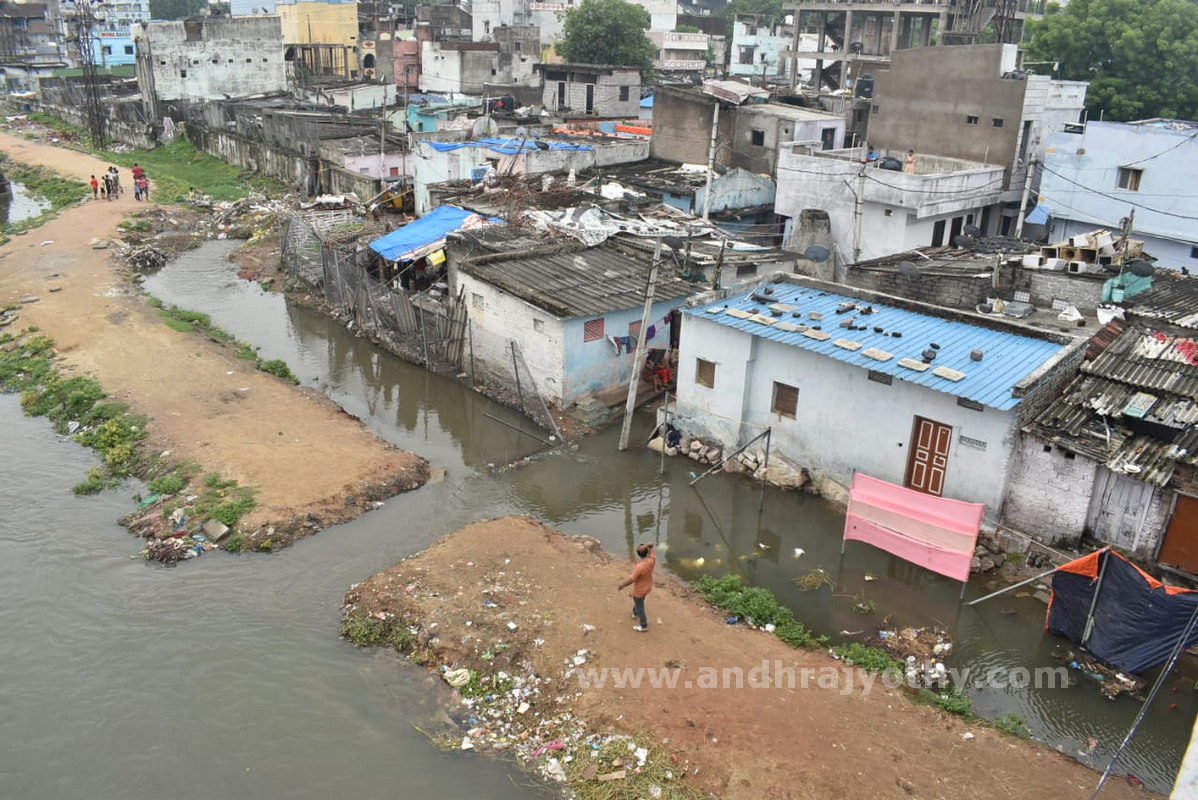 గుంతల రోడ్లు.. భారీగా ట్రాఫిక్‌ జామ్‌లు