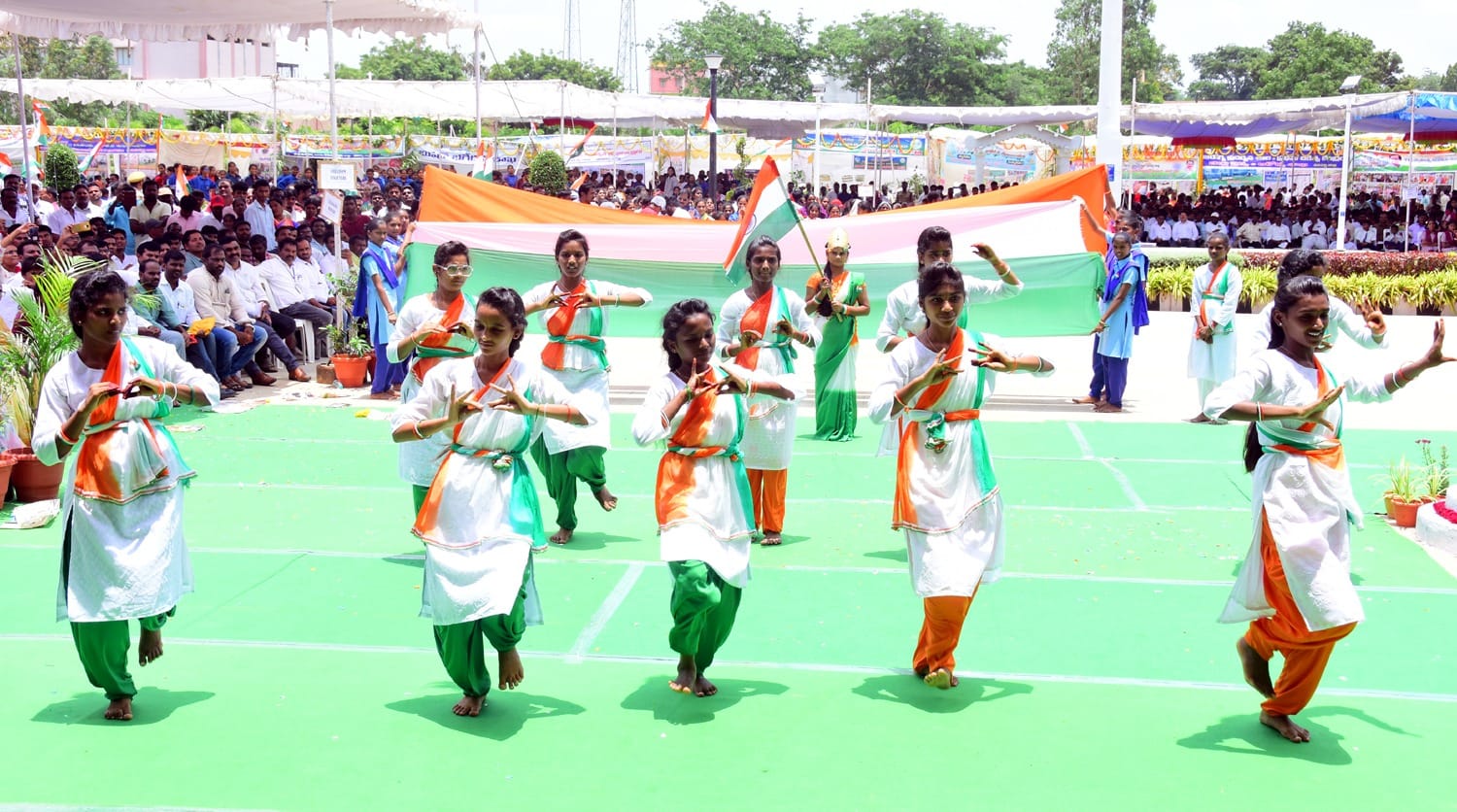 తెలుగు రాష్ట్రాల్లో ఘనంగా 77వ స్వాతంత్ర్య దినోత్సవ వేడుకలు