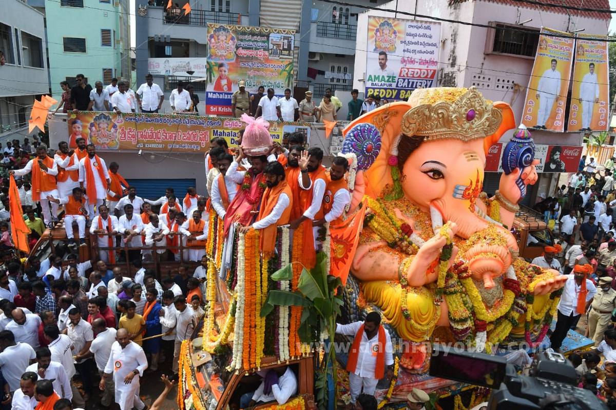 చార్మినార్‌ దాటిన బాలాపూర్‌ గణనాథుడు 