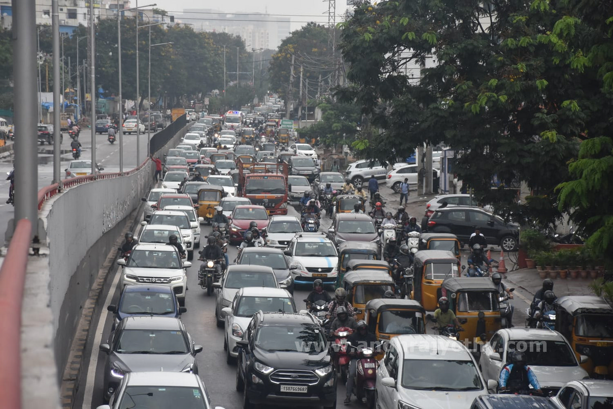 గుంతల రోడ్లు.. భారీగా ట్రాఫిక్‌ జామ్‌లు