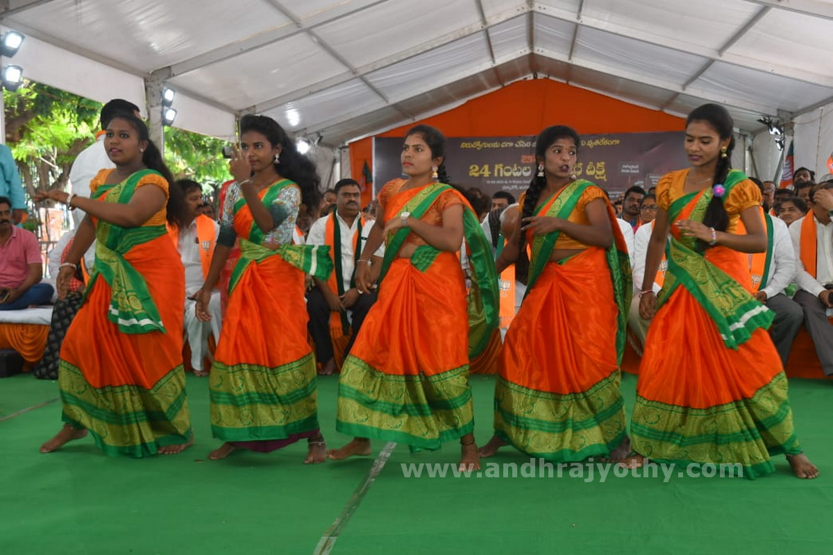 నిరుద్యోగులకు కేసీఆర్‌ వెన్నుపోటు
