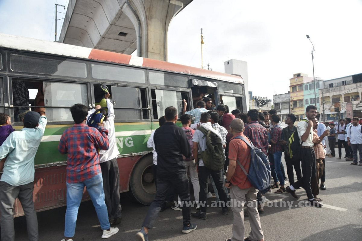 కార్మికుల సమ్మె.. ప్రయాణికుల అవస్థలు