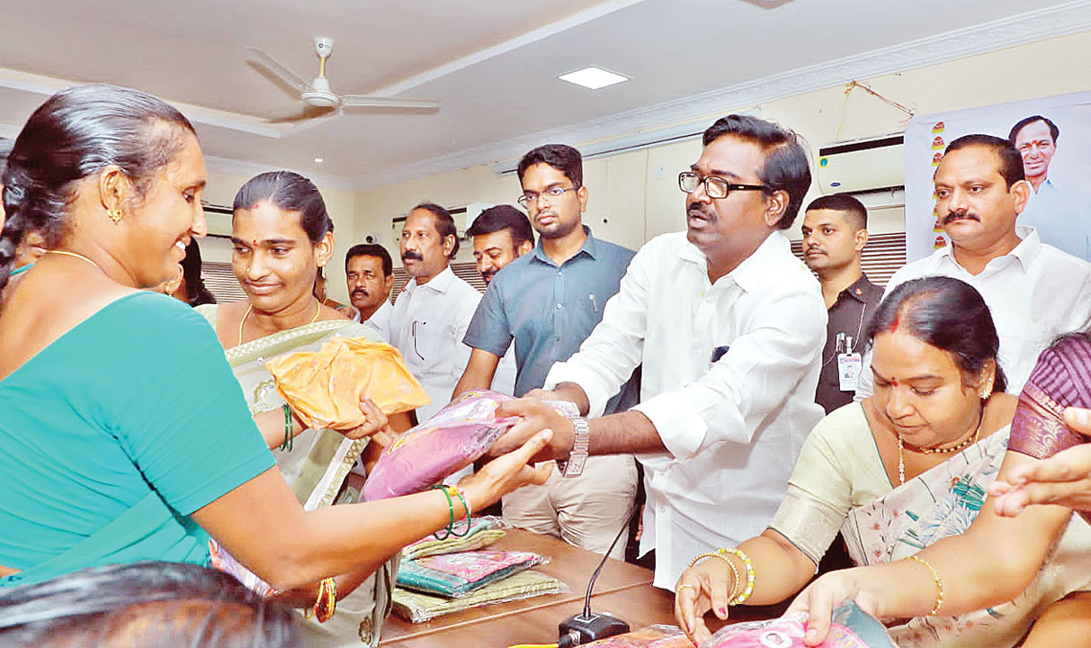 Bathukamma Sarees: తెలంగాణ ఆడపడుచులకు గుడ్ న్యూస్.. పంపిణీకి సిద్ధమైన  బతుకమ్మ చీరలు - Telugu News | Telangana Government Prepares for  distribution of Bathukamma sarees from September 25th | TV9 Telugu