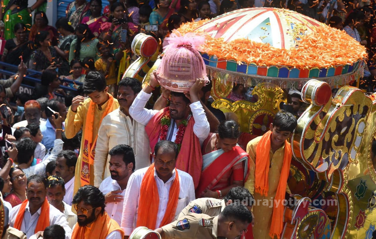 చార్మినార్‌ దాటిన బాలాపూర్‌ గణనాథుడు 